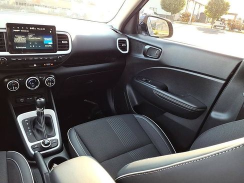 Used 2024 Hyundai Venue Limited FWD image 20