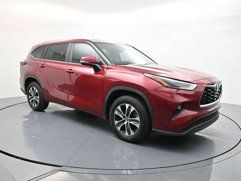 Used 2023 Toyota Highlander XLE image 3