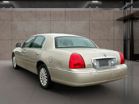 Used 2004 Lincoln Town Car Signature RWD image 4
