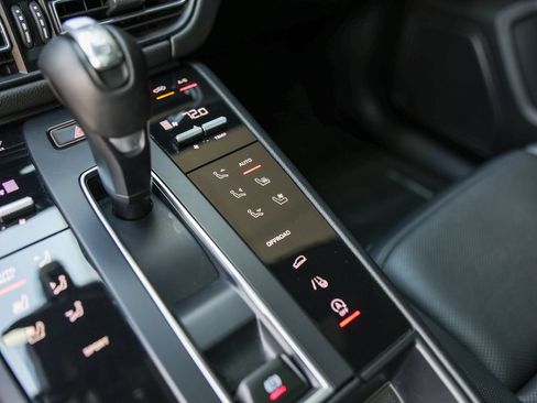 Certified 2023 Porsche Macan AWD/4WD image 27