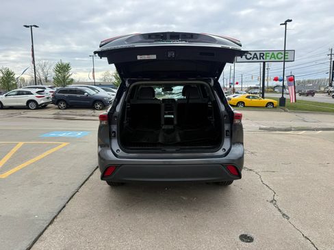 Used 2021 Toyota Highlander XLE AWD/4WD image 13