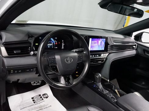 Used 2025 Toyota Camry SE FWD image 11