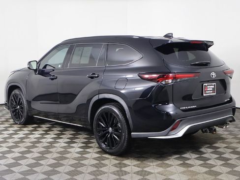 Used 2025 Toyota Highlander XSE AWD/4WD image 11