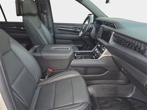Used 2024 GMC Yukon Denali w/ Advanced Technology Package image 12