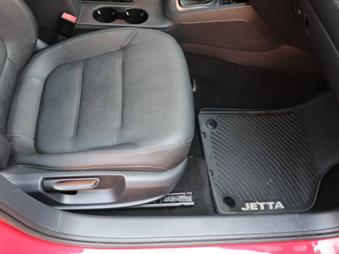 Used 2012 Volkswagen Jetta SE FWD image 32
