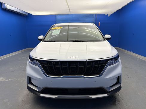 Used 2024 Kia Carnival EX image 3