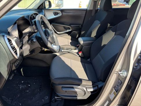 Used 2025 Kia Soul LX w/ LX Technology Package image 24