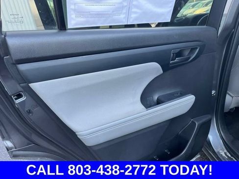 Used 2024 Toyota Highlander LE FWD image 11