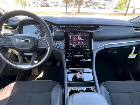 New 2025 Jeep Grand Cherokee Altitude image 5