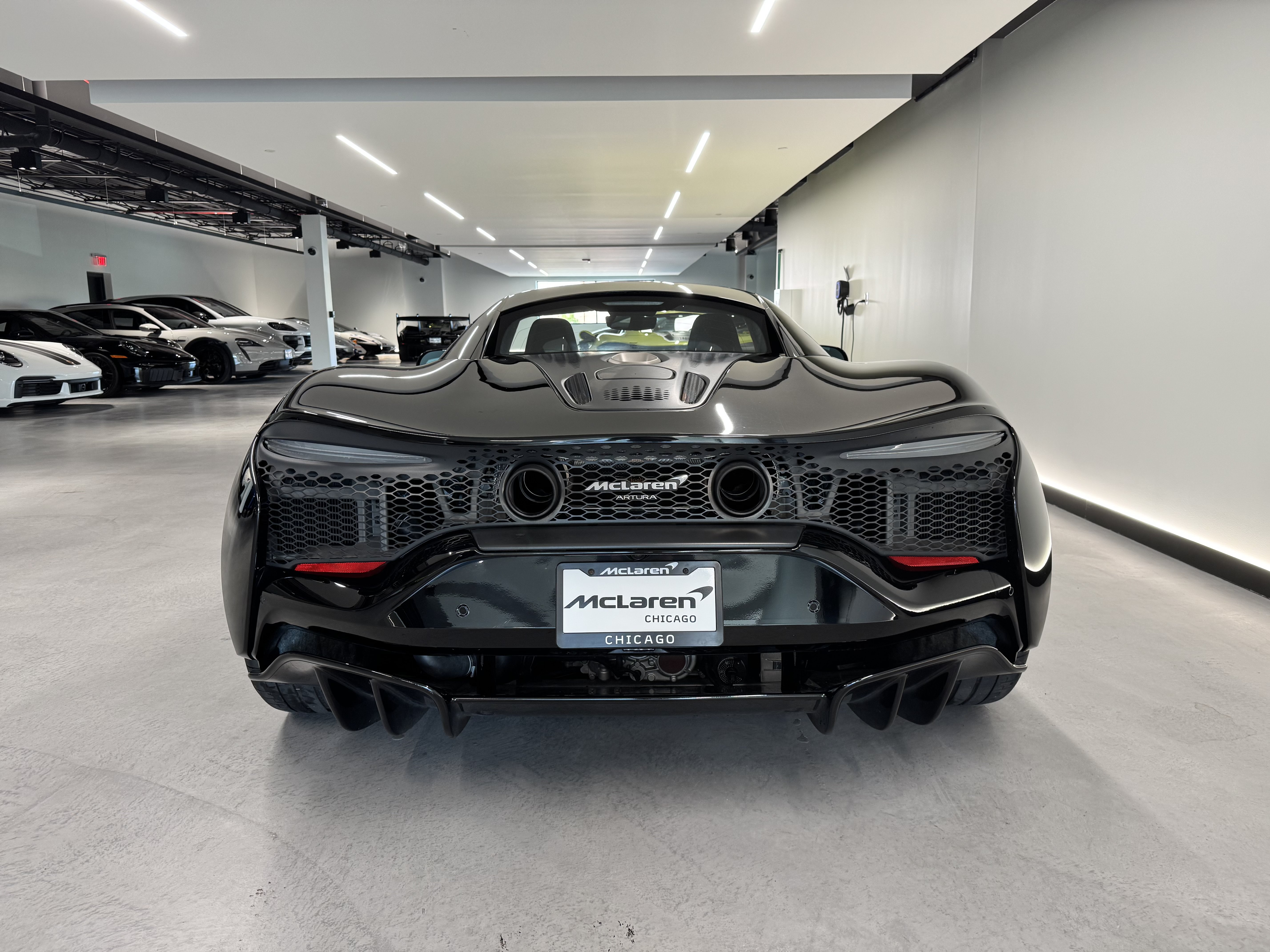 Used 2023 McLaren Artura RWD image 4