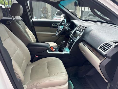 Used 2014 Ford Explorer Limited w/ Equipment Group 302A AWD/4WD image 17