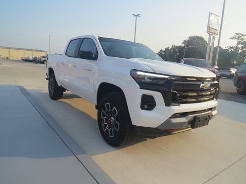Used 2024 Chevrolet Colorado Z71 AWD/4WD image 8