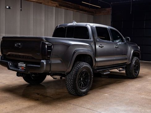 Used 2018 Toyota Tacoma SR5 AWD/4WD image 9