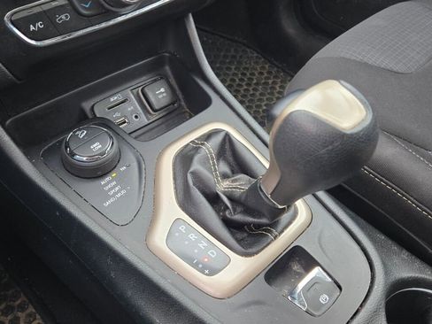 Used 2015 Jeep Cherokee Latitude w/ Comfort/Convenience Group image 16