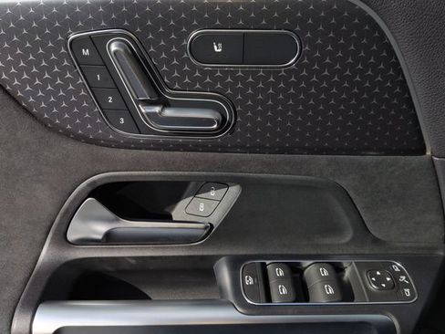 Used 2024 Mercedes-Benz EQB 300 4MATIC image 26