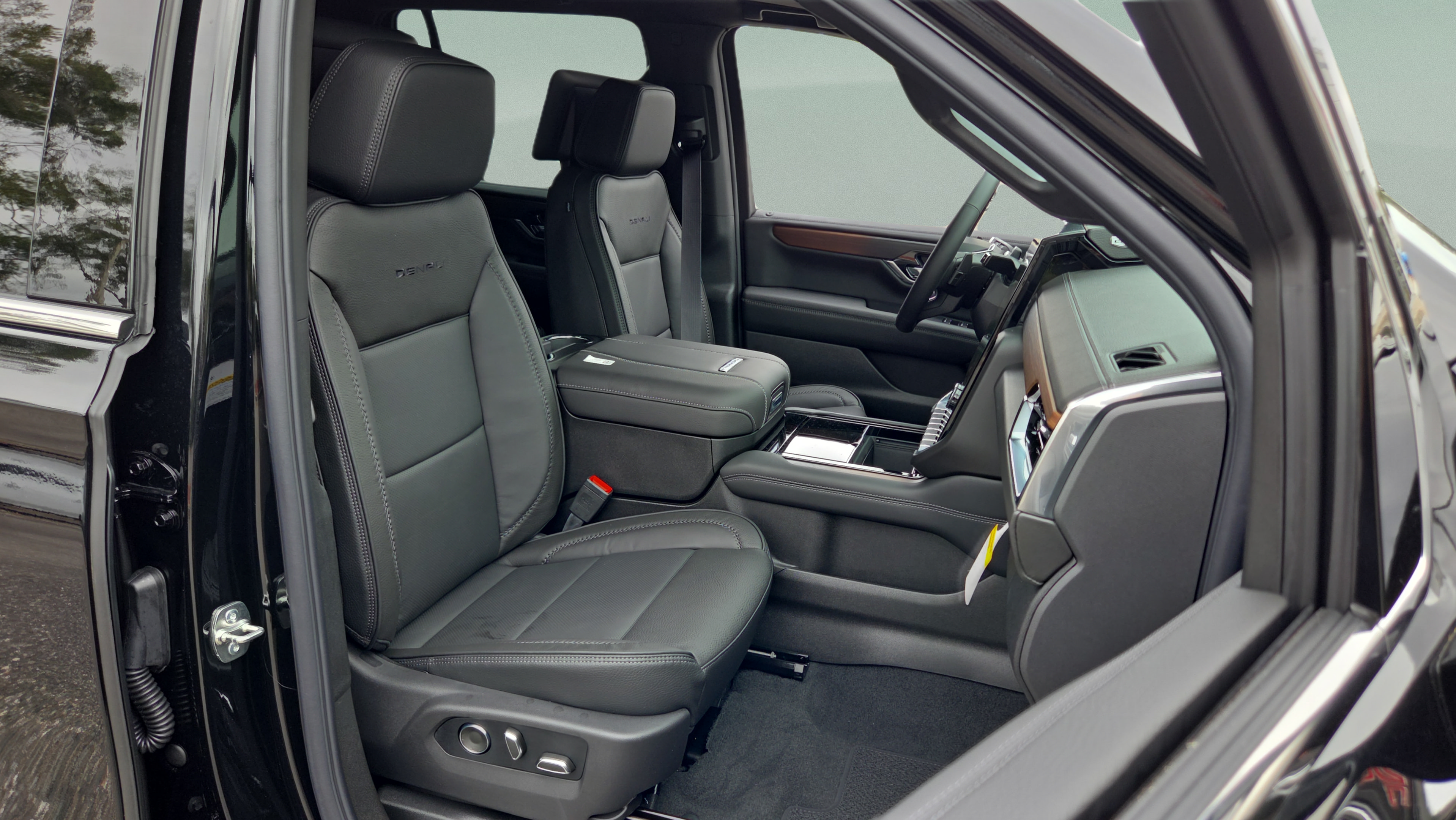 New 2026 GMC Yukon Denali w/ Denali Reserve Package AWD/4WD image 16