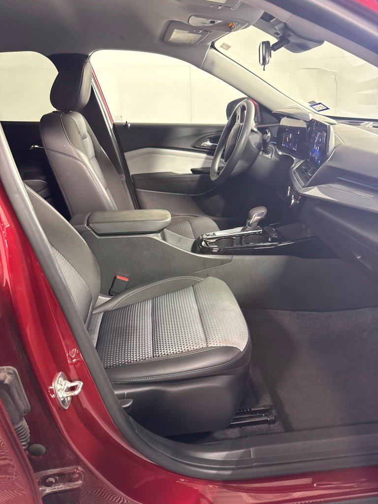 Used 2025 Chevrolet Trax LT FWD image 14