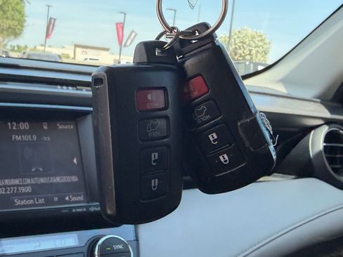 Used 2018 Toyota RAV4 Limited w/ Advanced Technology Package image 29