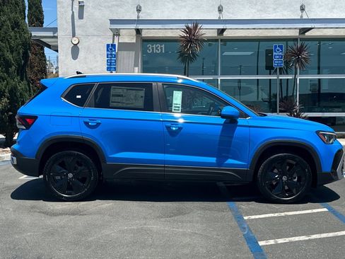 New 2026 Volkswagen Taos SE FWD image 4