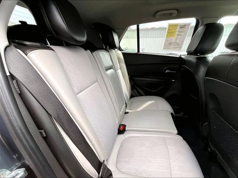 Used 2022 Chevrolet Trax LT w/ LT Convenience Package image 16