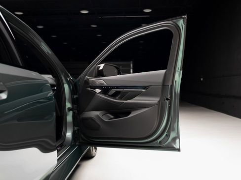 Used 2025 BMW M5 w/ Carbon Package image 65