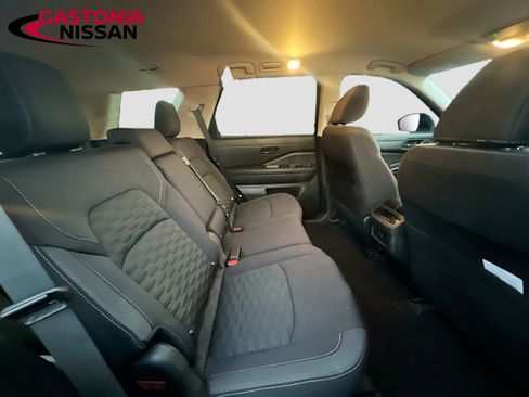 Used 2024 Nissan Pathfinder SV image 35