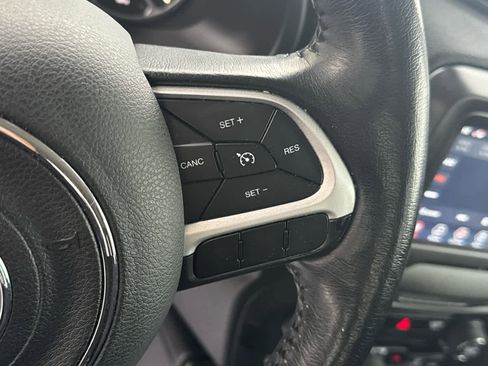 Used 2019 Jeep Renegade Latitude w/ Cold Weather Group image 18