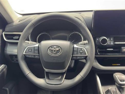 Used 2023 Toyota Highlander XLE image 22