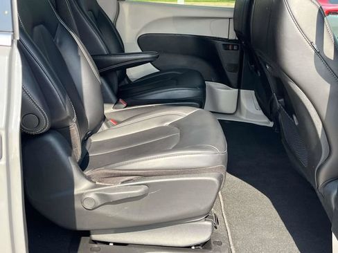 Used 2023 Chrysler Pacifica Touring-L FWD image 22