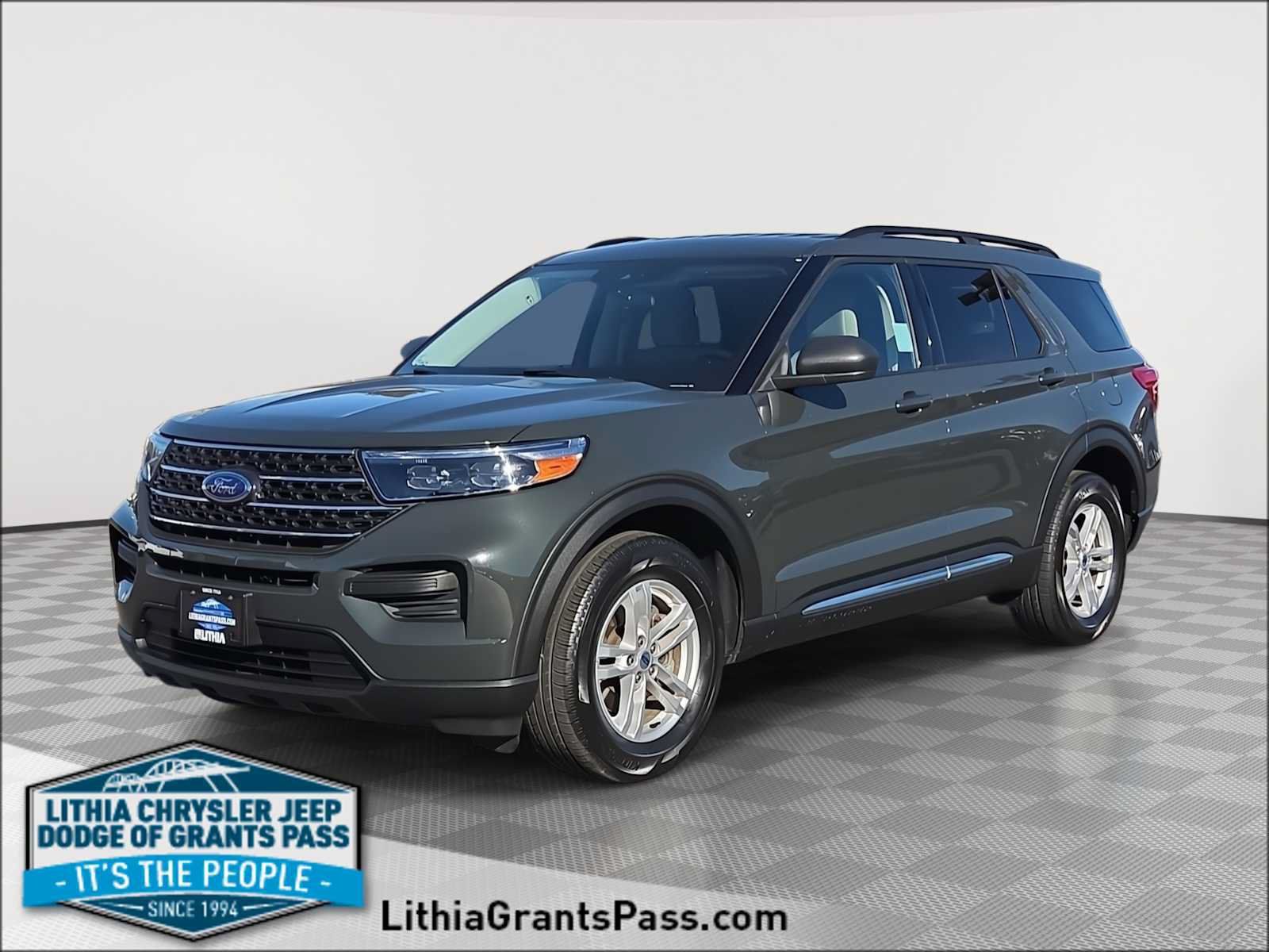 Used 2023 Ford Explorer XLT AWD/4WD image 1