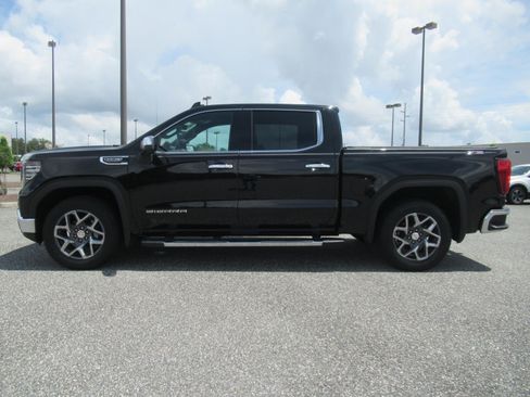 Used 2024 GMC Sierra 1500 SLT AWD/4WD image 4