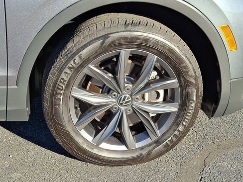Certified 2022 Volkswagen Tiguan SE image 9