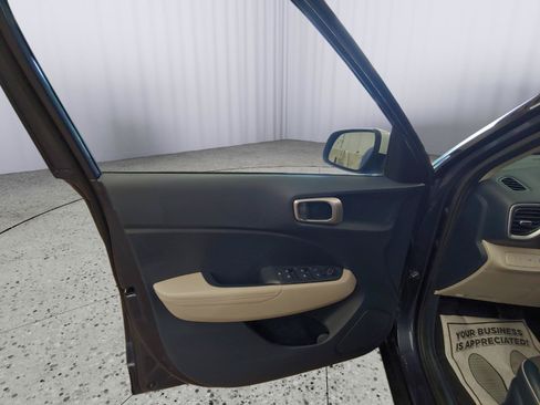 Used 2022 Hyundai Venue Limited FWD image 12