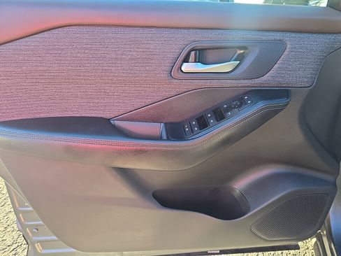 Used 2023 Nissan Rogue SV image 12