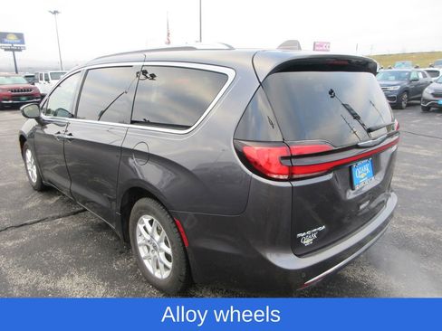 Used 2021 Chrysler Pacifica Touring-L image 3