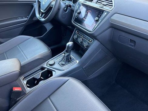 Used 2021 Volkswagen Tiguan SE w/ Panoramic Sunroof Package AWD/4WD image 17