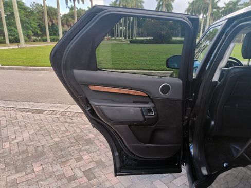 Used 2017 Land Rover Discovery HSE image 28