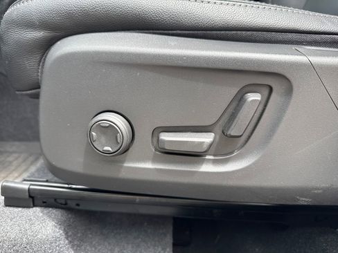 Used 2024 Volvo XC40 B5 Core image 22