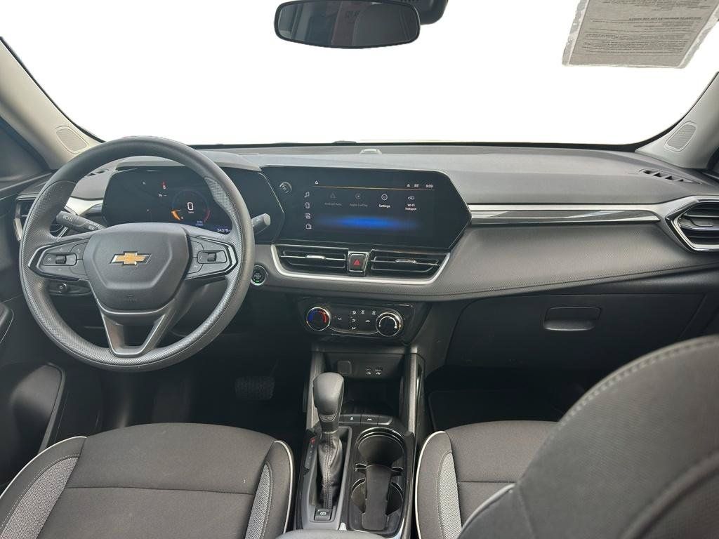 Used 2025 Chevrolet TrailBlazer LT FWD image 3