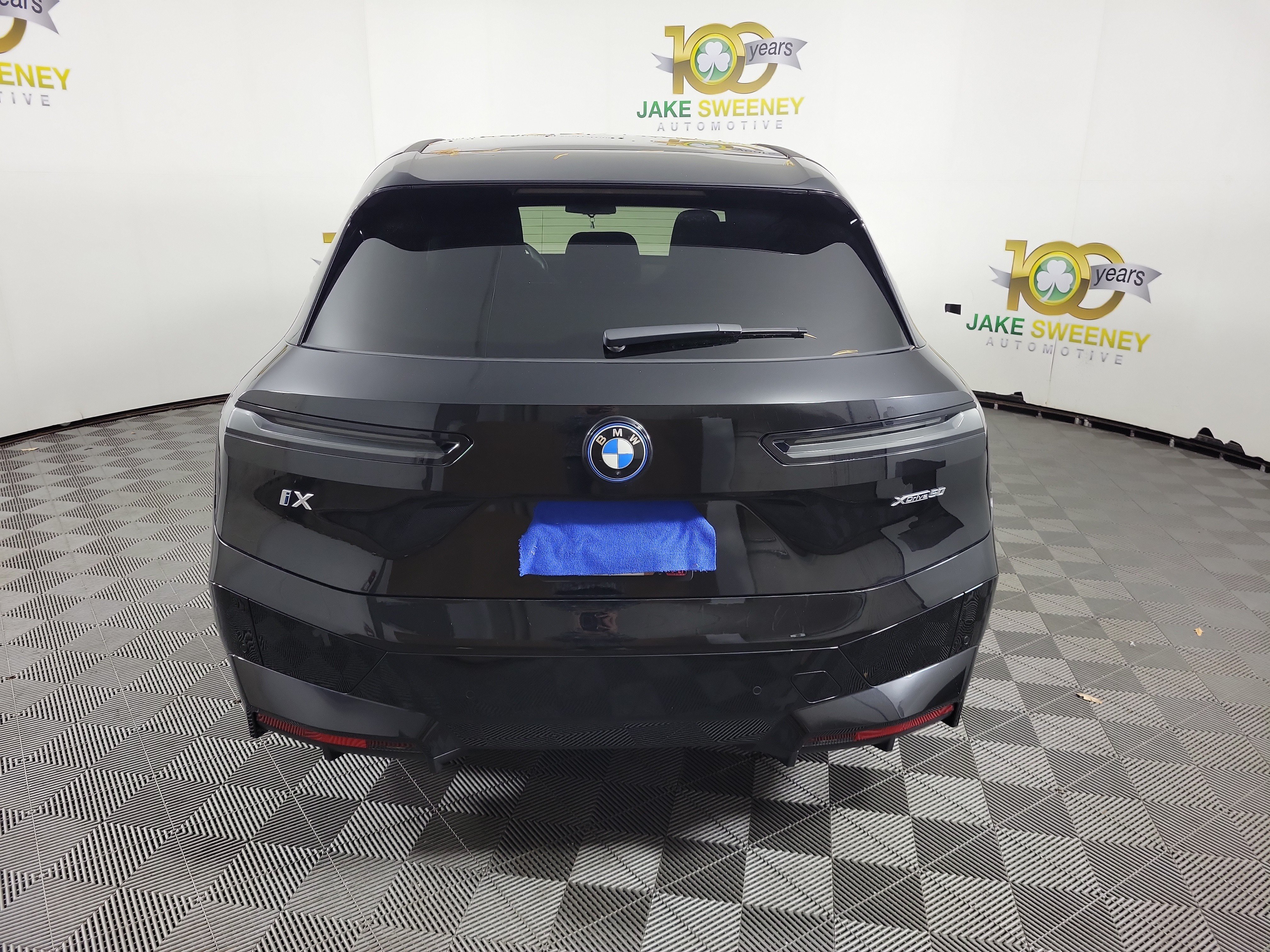 Used 2024 BMW iX xDrive50 w/ Sport Package AWD/4WD image 3