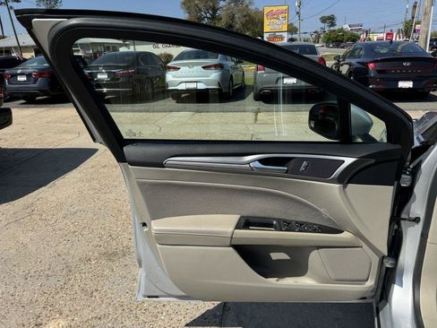 Used 2019 Ford Fusion SE FWD image 12