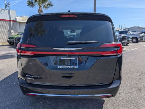 Used 2023 Chrysler Pacifica Touring-L image 4