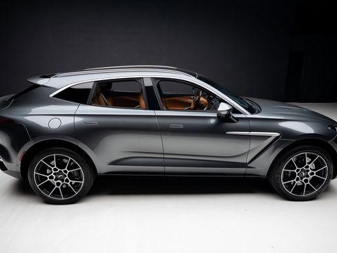 Used 2021 Aston Martin DBX image 32