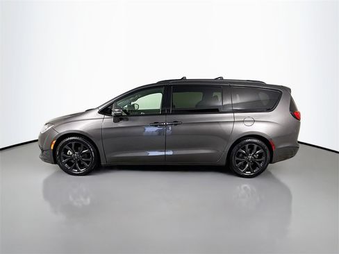 Used 2018 Chrysler Pacifica Limited image 2