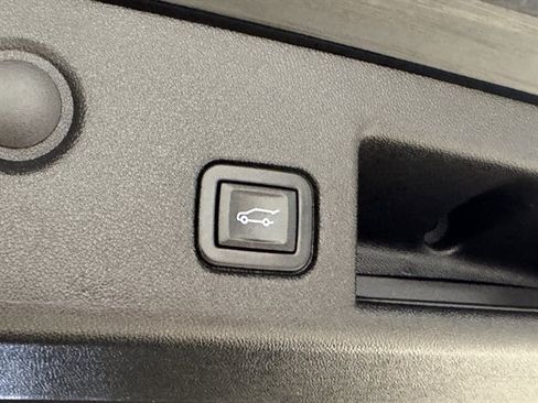 Used 2023 Chevrolet Equinox LT w/ Driver Convenience Package AWD/4WD image 17