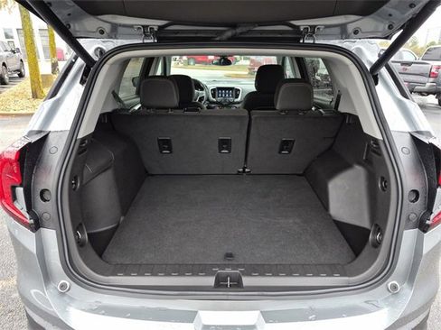 Used 2024 GMC Terrain SLE w/ Driver Convenience Package image 9