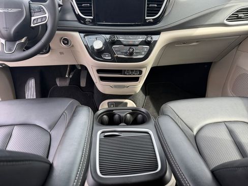 Used 2024 Chrysler Pacifica Limited FWD image 11