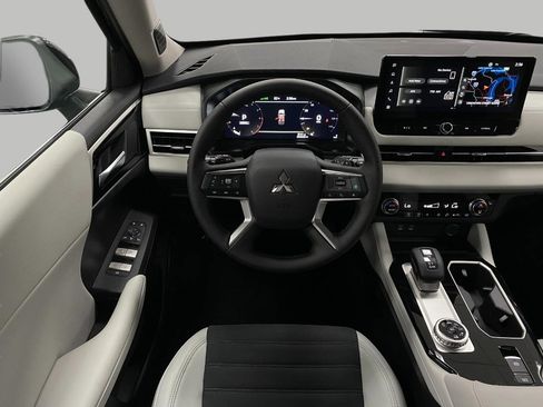 New 2025 Mitsubishi Outlander SE image 13