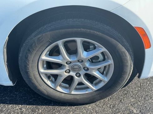 Certified 2024 Chrysler Pacifica Touring-L FWD image 9