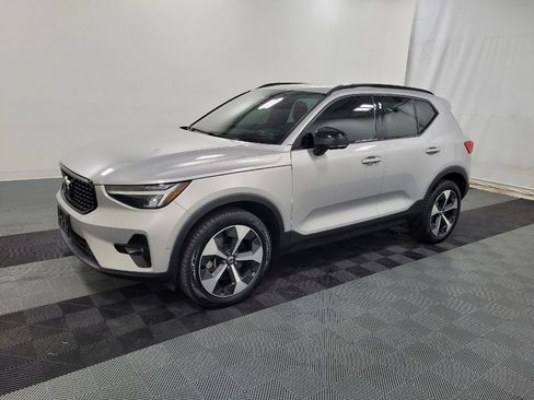 Used 2023 Volvo XC40 B4 Ultimate FWD image 2